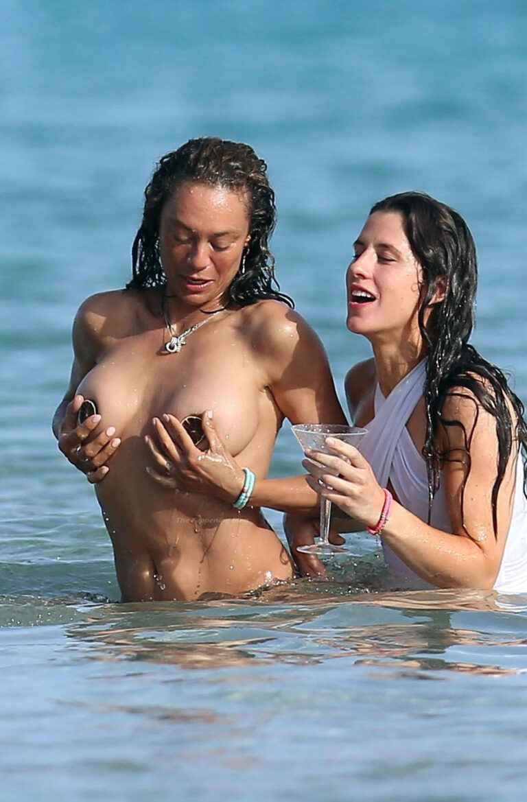 Lilly Becker nue sur la plage