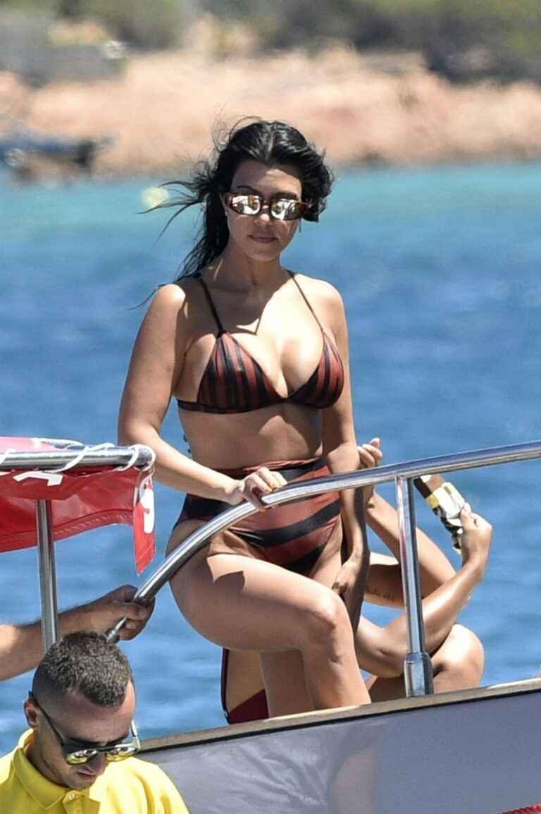 Kourtney Kardashian sur un yacht