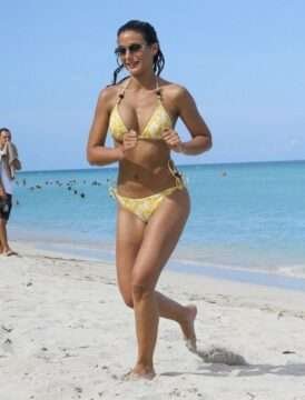 Emmanuel Chriqui dans un joli bikini jaune