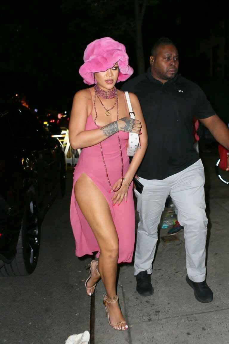 Rihanna dans une robe rose séduisante