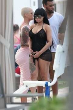 Blac Chyna sexy dans un maillot de bain transparent