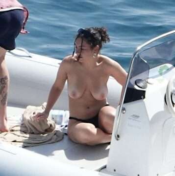 Charli XCX nue sur le bateau