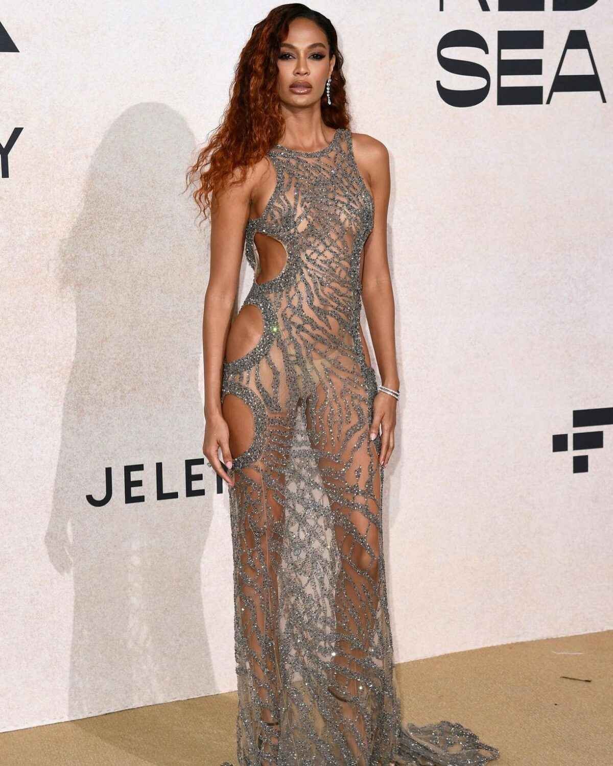 Joan Smalls dans une tenue transparente