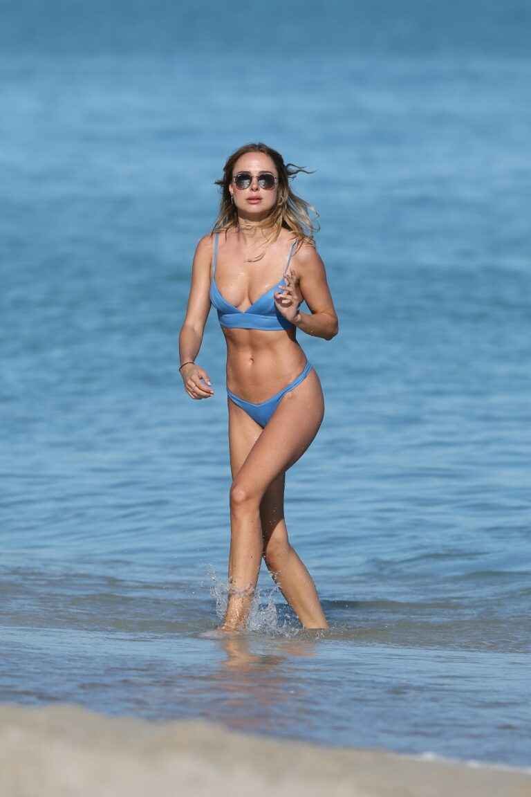 Kimberley Garner Cameltoe en bikini sexy sur la plage