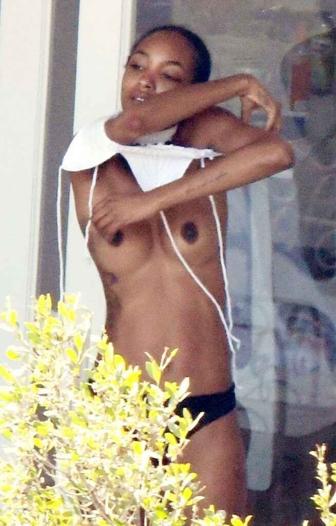 Jourdan Dunn montre ses seins