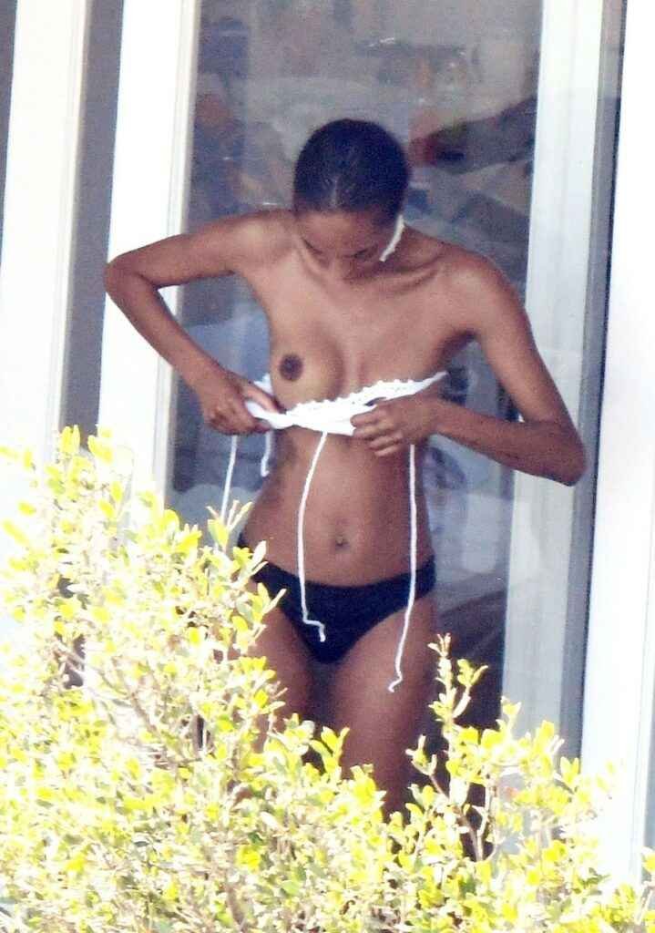 Jourdan Dunn montre ses seins