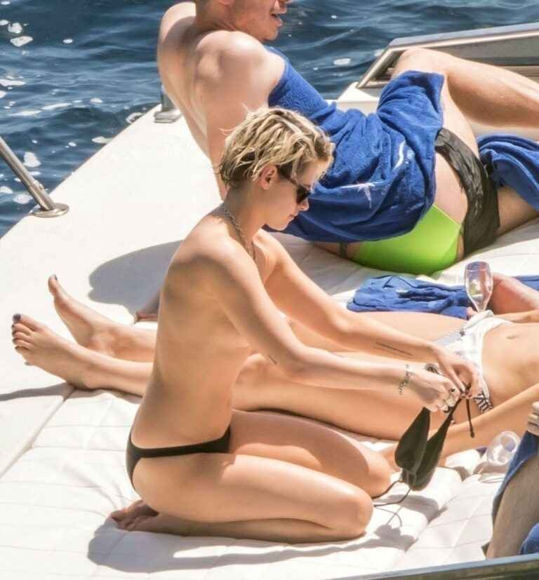 Kristen Stewart topless sur un yacht