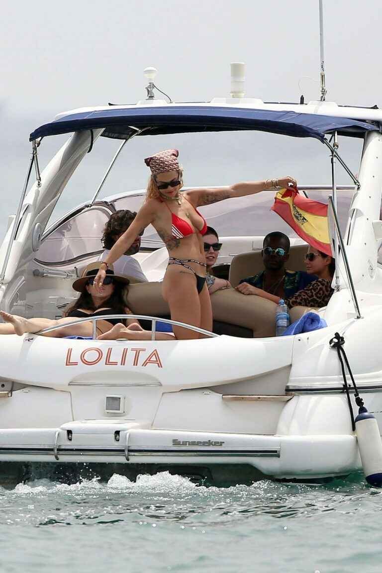 Rita Ora avec un bikini sexy