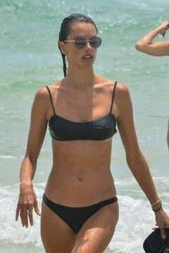 Alessandra Ambrosio sexy en bikini noir