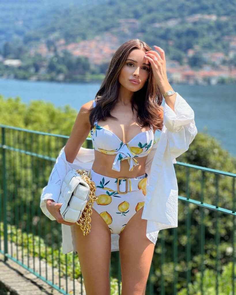 Olivia Culpo sexy en bikini citron