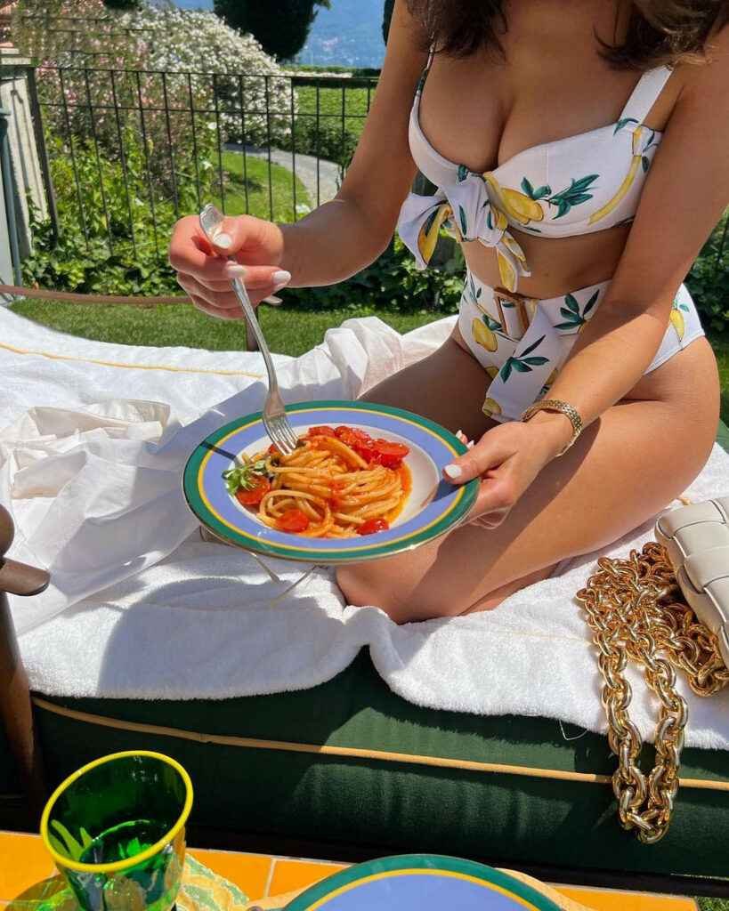 Olivia Culpo sexy en bikini citron