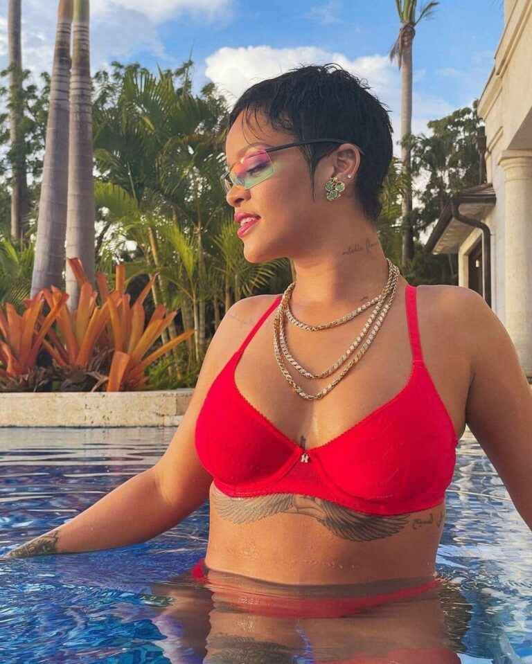 Rihanna porte de la lingerie rouge