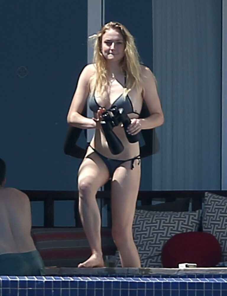 Sophie Turner au bord d’une piscine