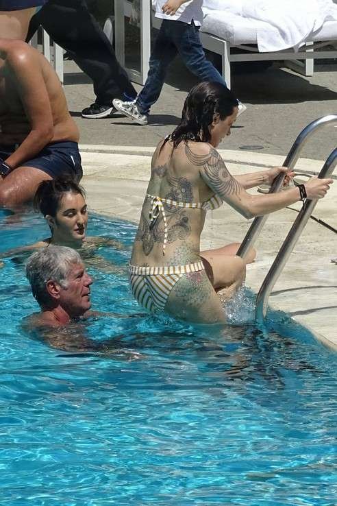 Asia Argento s'amuse dans la pisicine