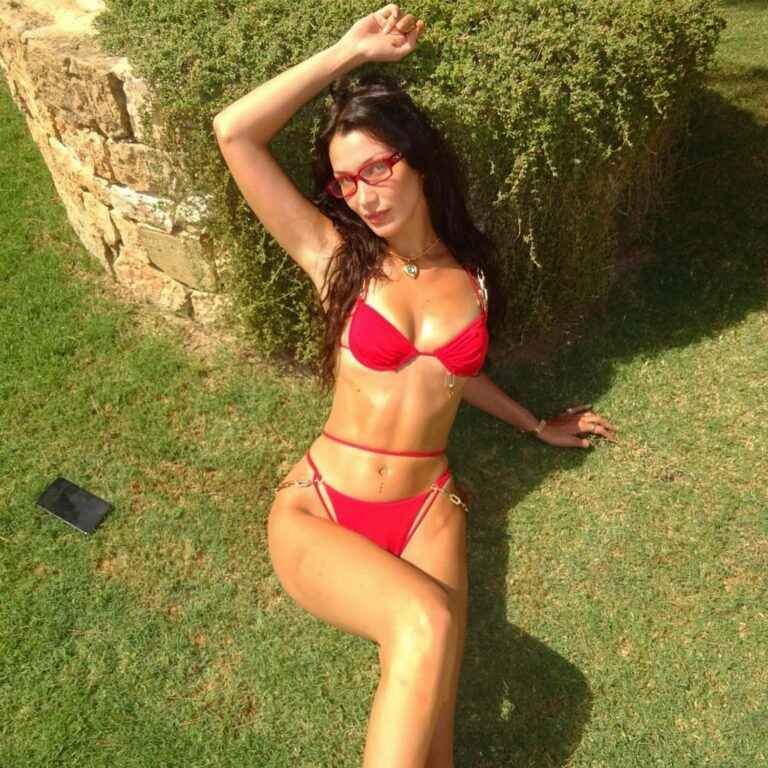 Bella Hadid en bikini rouge