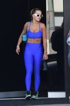 Rita Ora en legging moulant