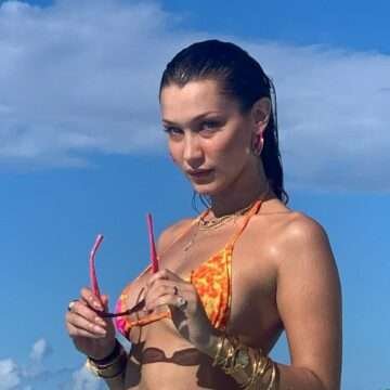 Bella Hadid pose dans un maillot de bain multicolore