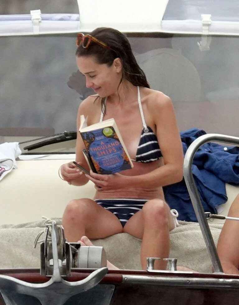 Emilia Clarke s’amuse avec un petit bikini