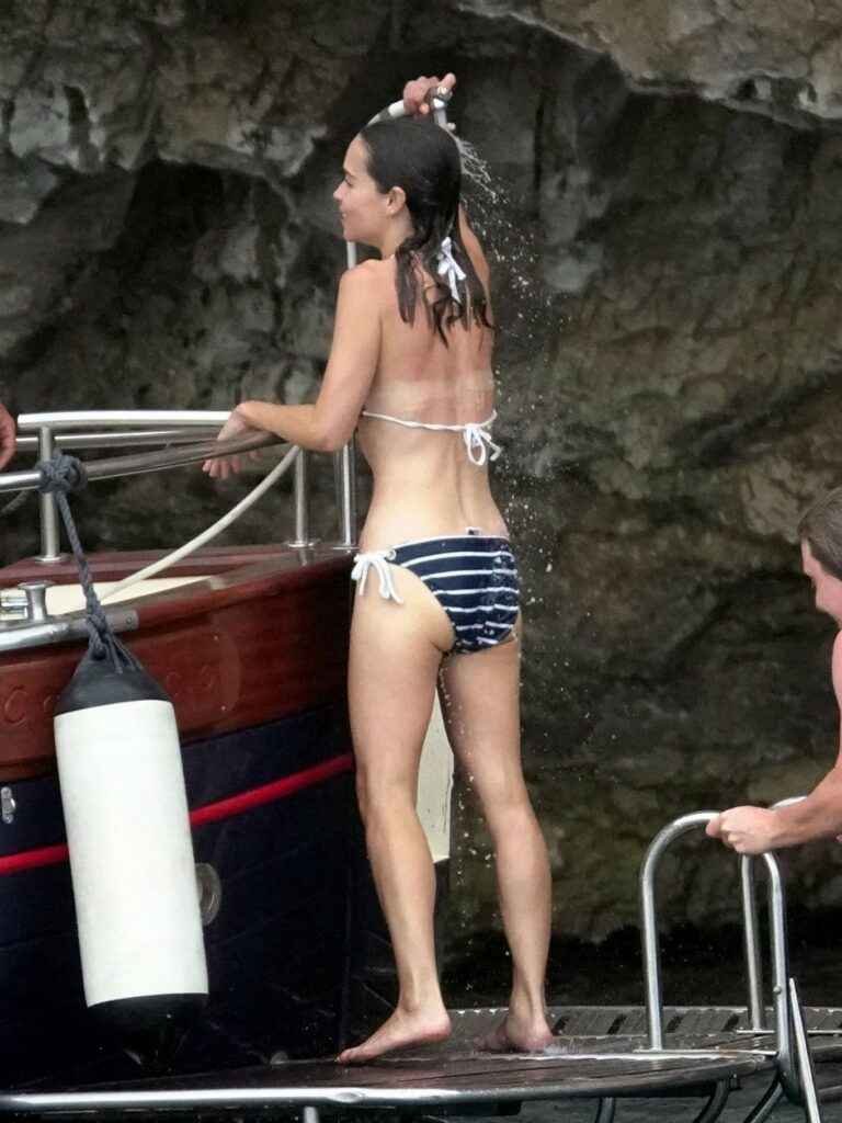 Emilia Clarke s'amuse avec un petit bikini