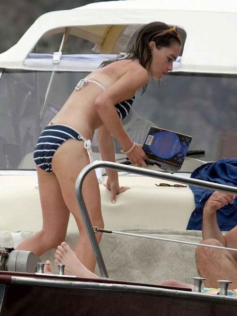 Emilia Clarke s'amuse avec un petit bikini