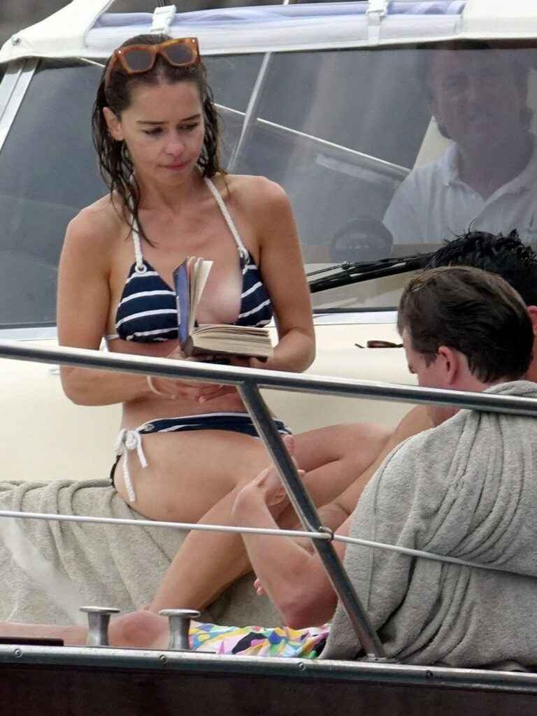 Emilia Clarke s'amuse avec un petit bikini