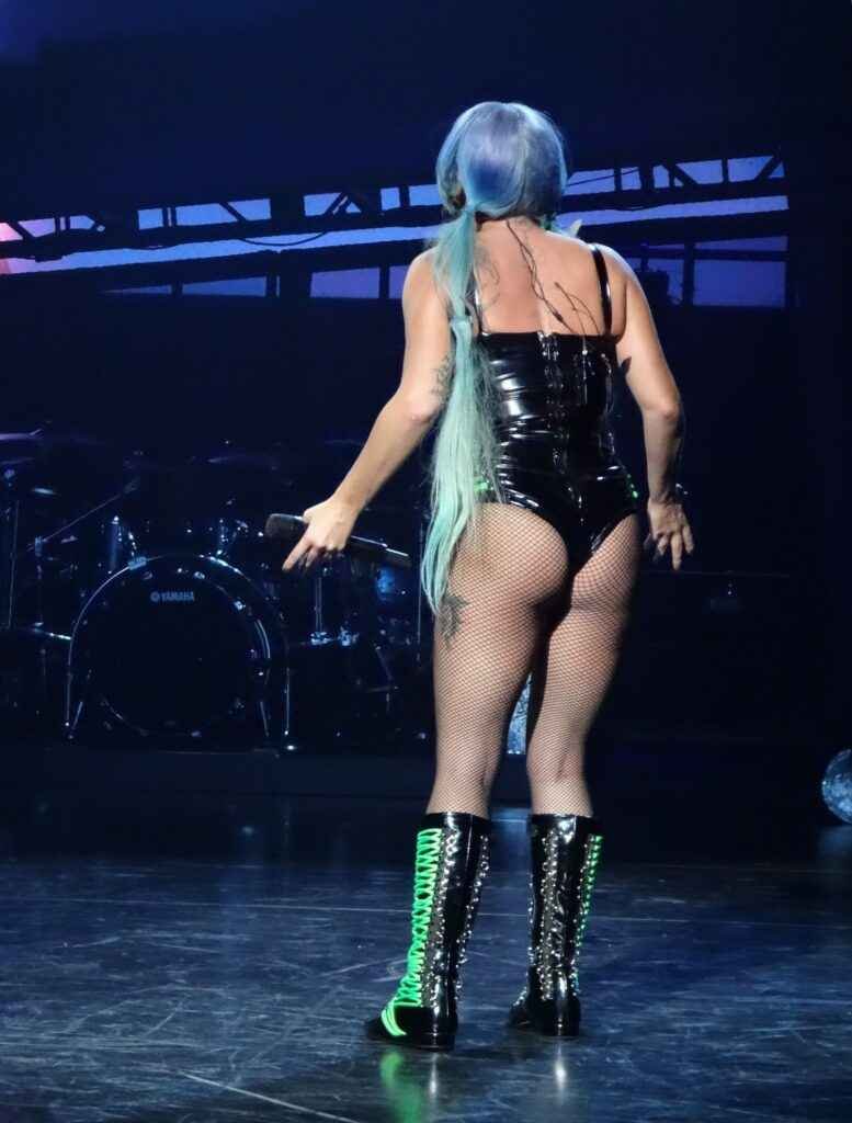 Lady Gaga super sexy pendant son concert