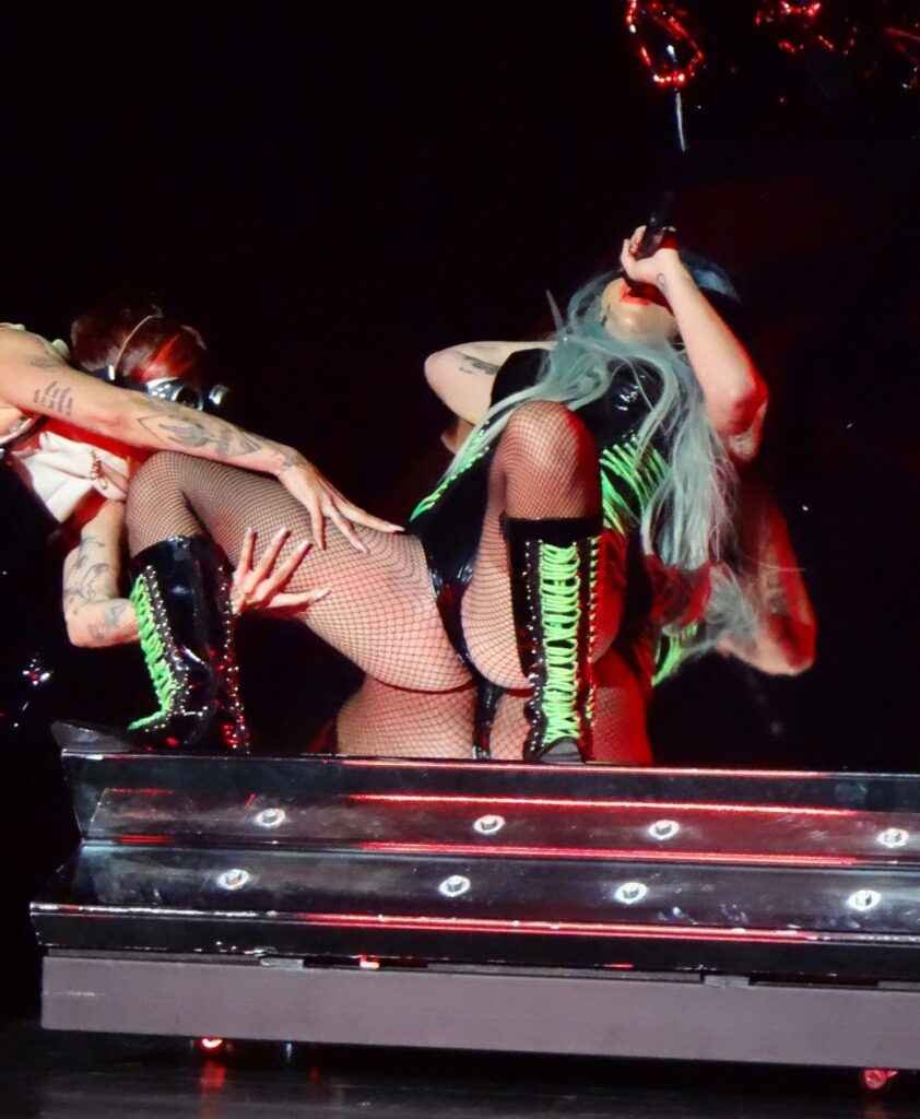 Lady Gaga super sexy pendant son concert