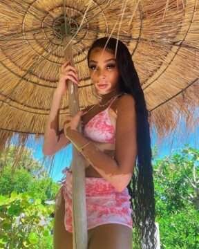 Winnie Harlow en bikini et cul sexy