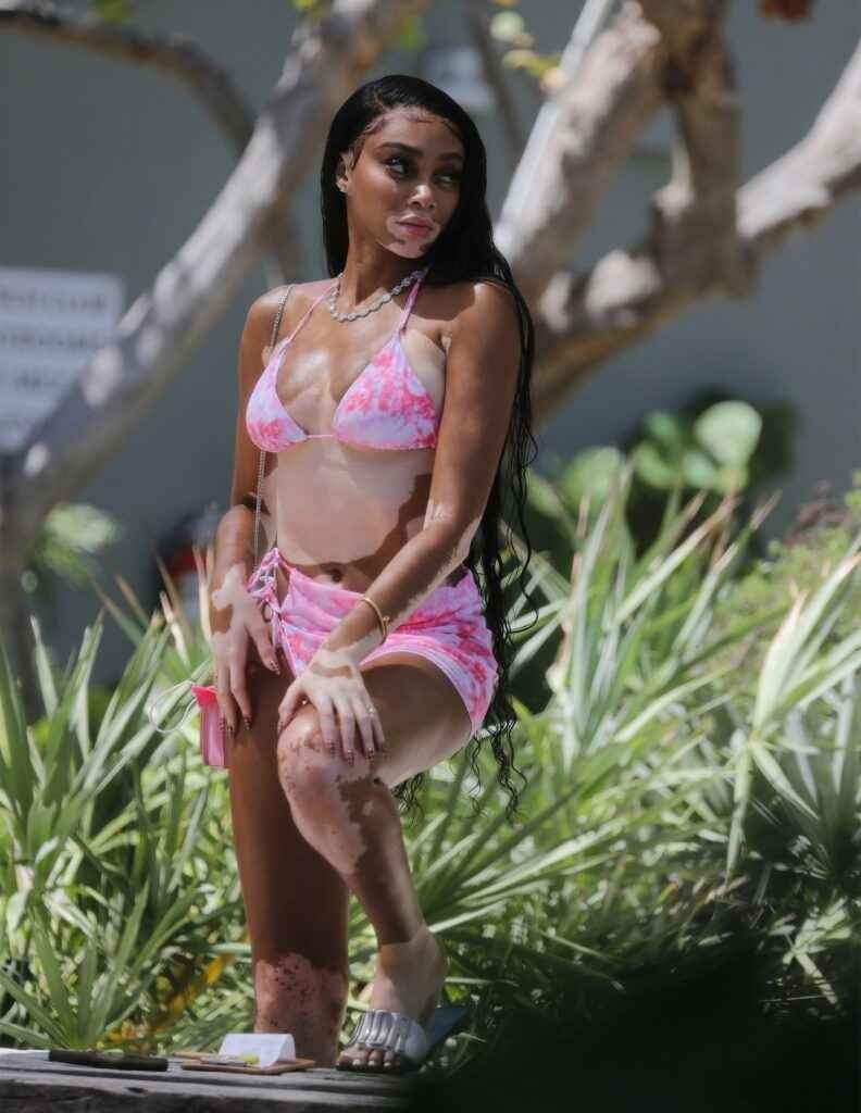 Winnie Harlow en bikini et cul sexy