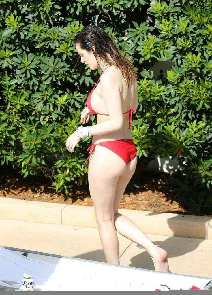 Bella Thorne pose en bikini rouge