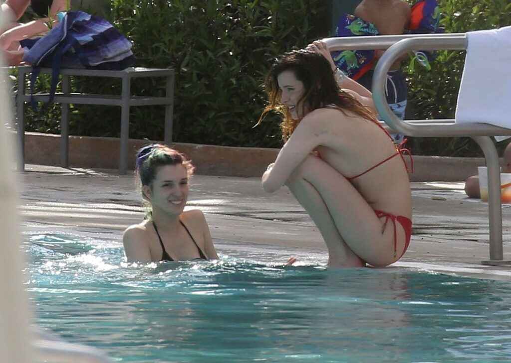 Bella Thorne pose en bikini rouge