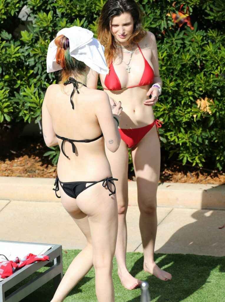 Bella Thorne pose en bikini rouge