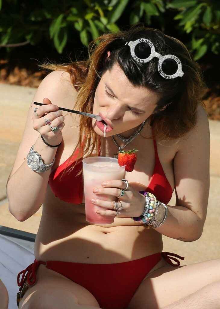 Bella Thorne pose en bikini rouge