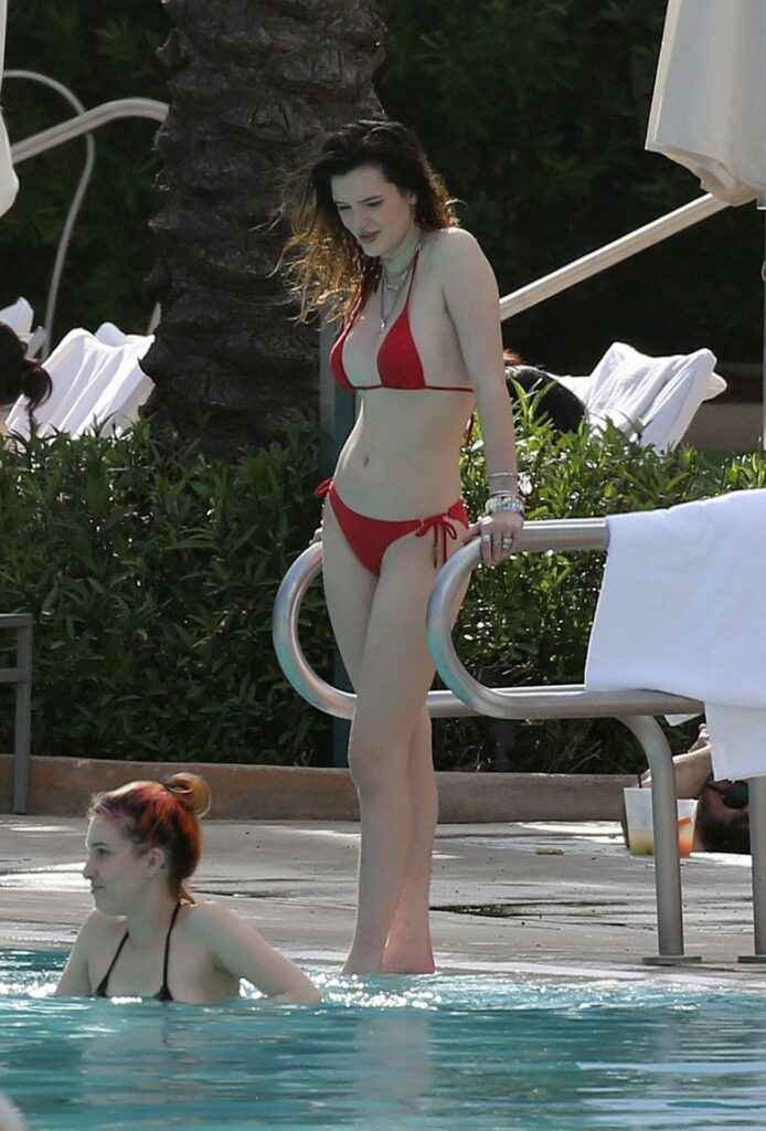 Bella Thorne pose en bikini rouge