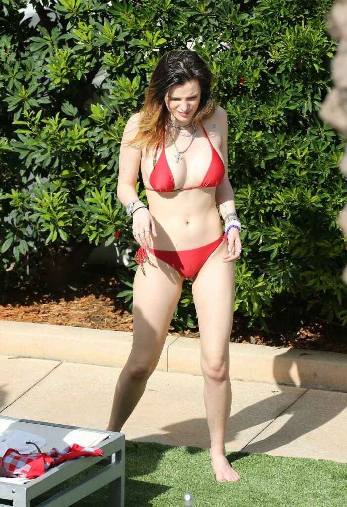 Bella Thorne pose en bikini rouge