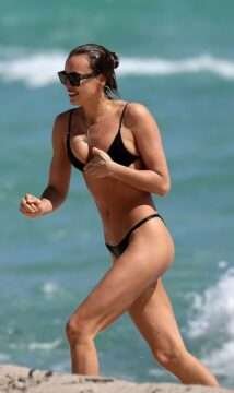 Irina Shayk en bikini sexy sur la plage