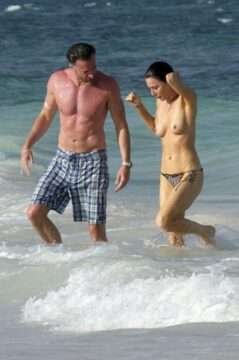 Jaime Murray montre ses seins !