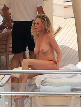 Melanie Griffith nue à bord d'un bateau