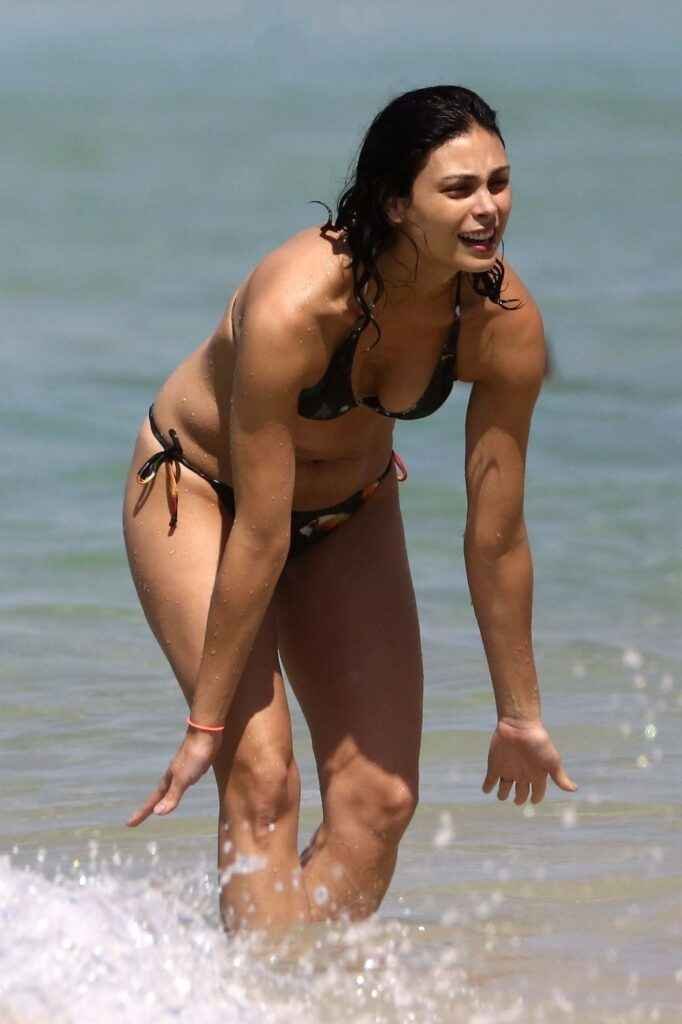 Morena Baccarin en bikini sur la plage