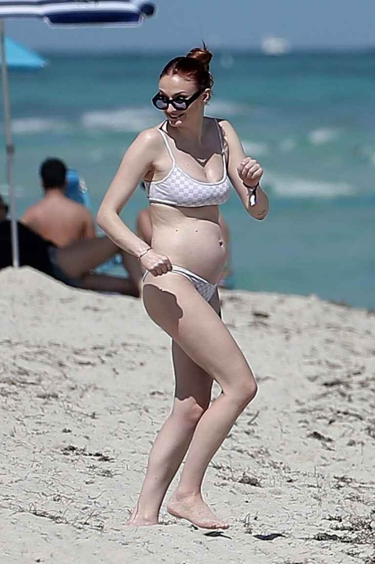 Sophie Turner avec un petit bikini