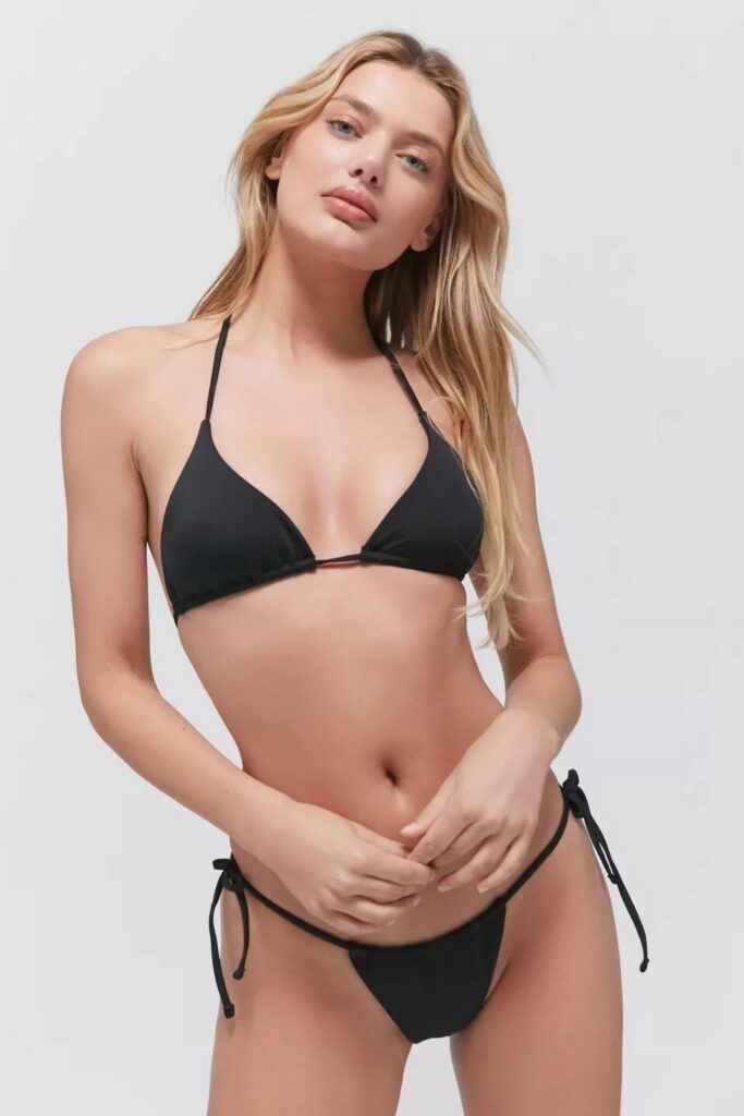 Bregje Heinen avec un bikini noir