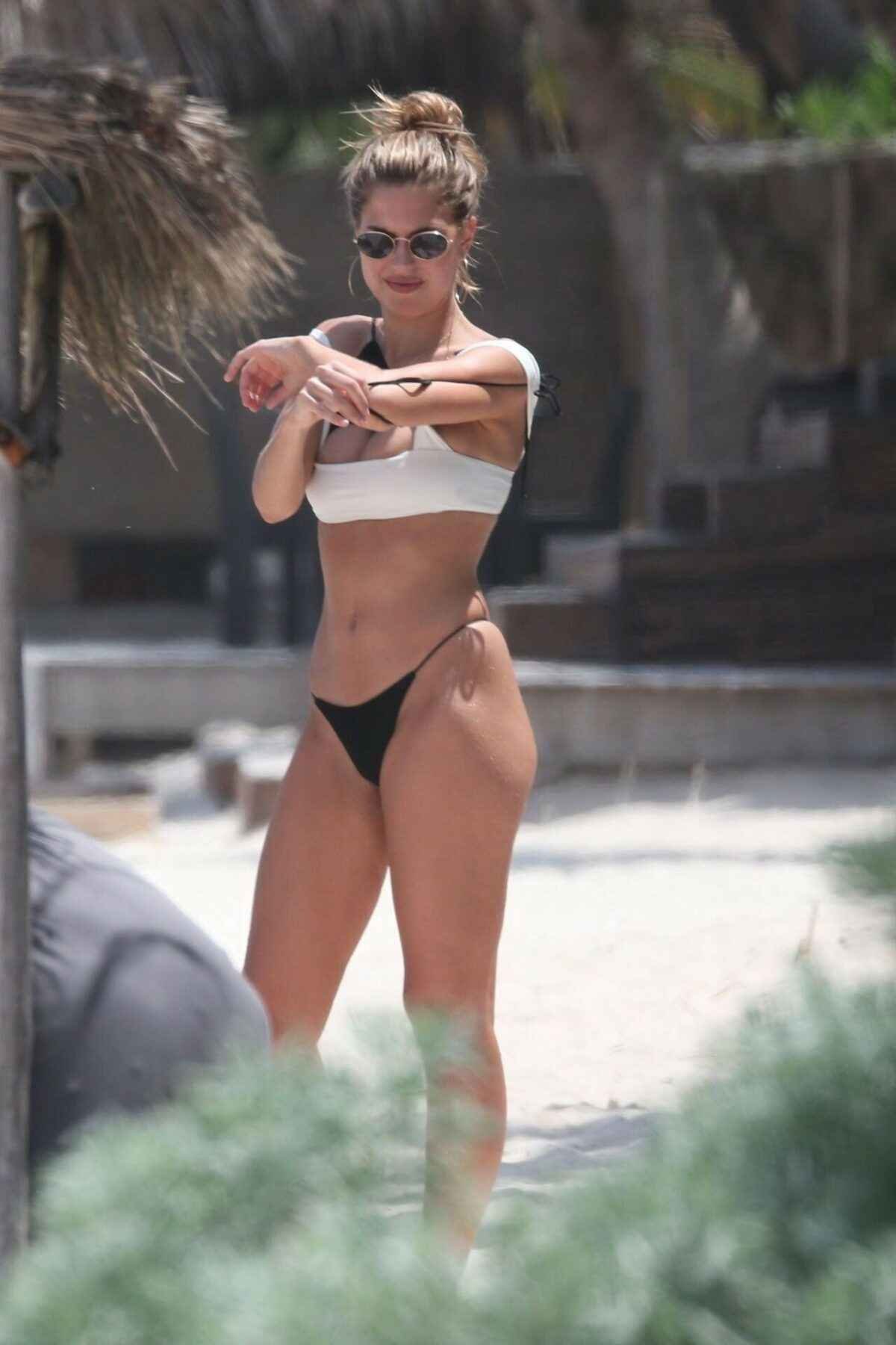 Kara Del Toro change de bikini