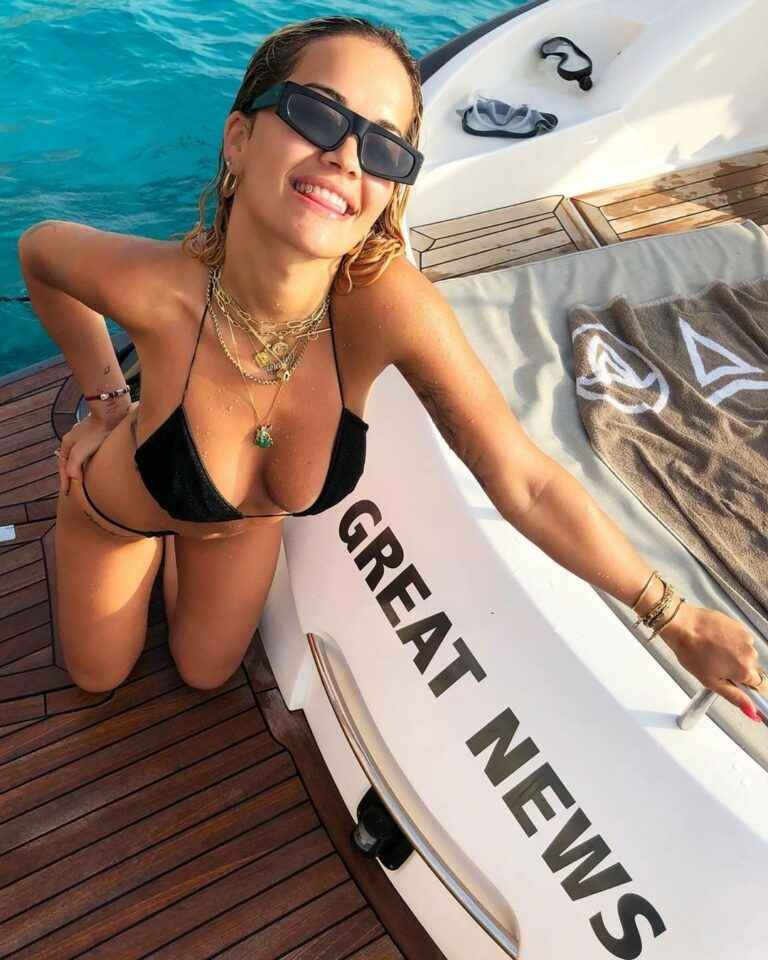 Rita Ora sur un yacht