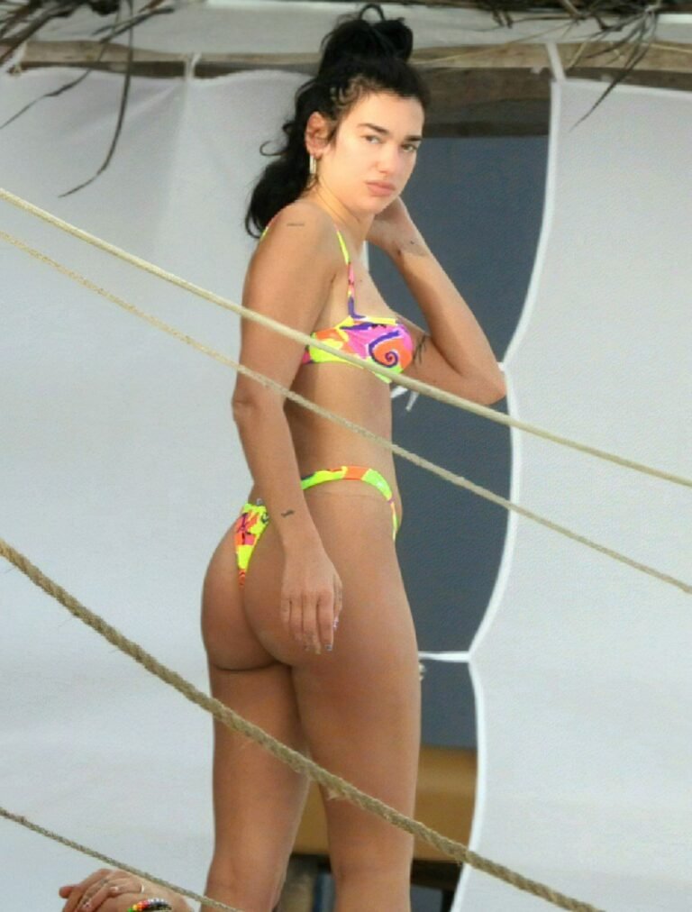 Dua Lipa en bikini