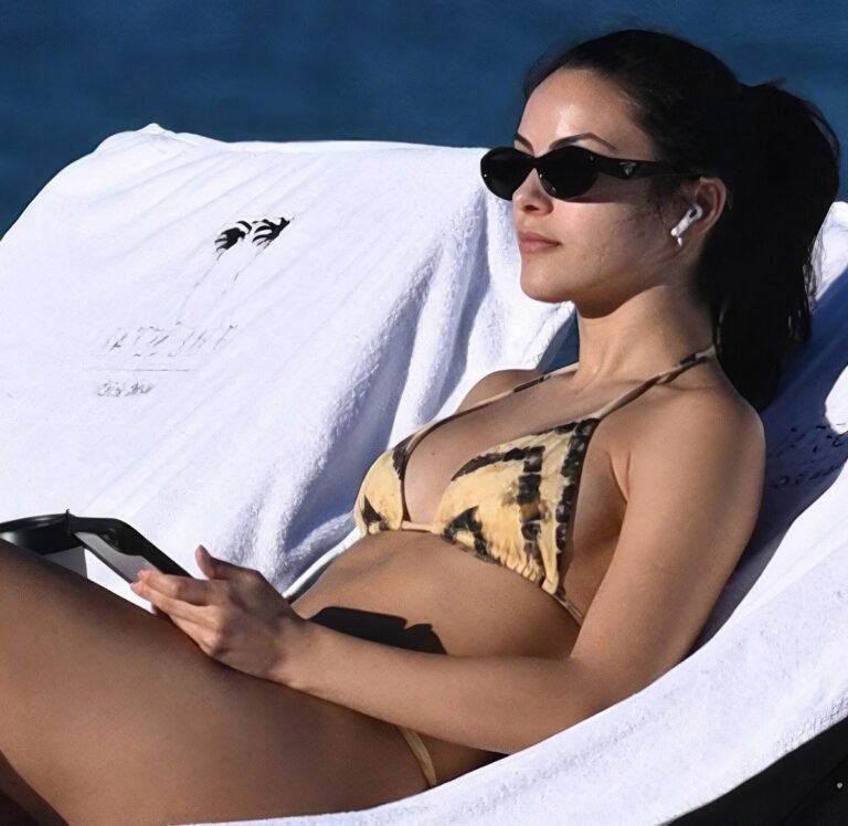 Camila Mendes enlève le haut de son bikini