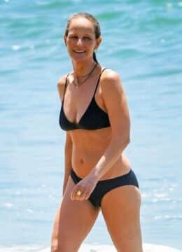 Helen Hunt en bikini noir