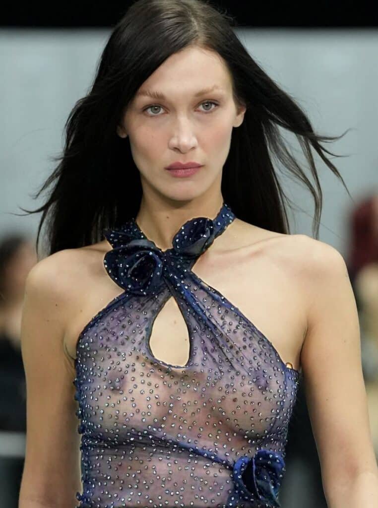 Bella Hadid sans soutien-gorge lors d'un défilé