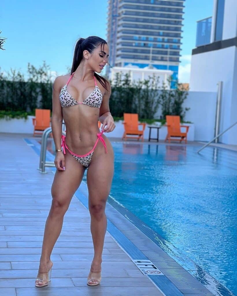 La belle Lisandra Lezcano en bikini
