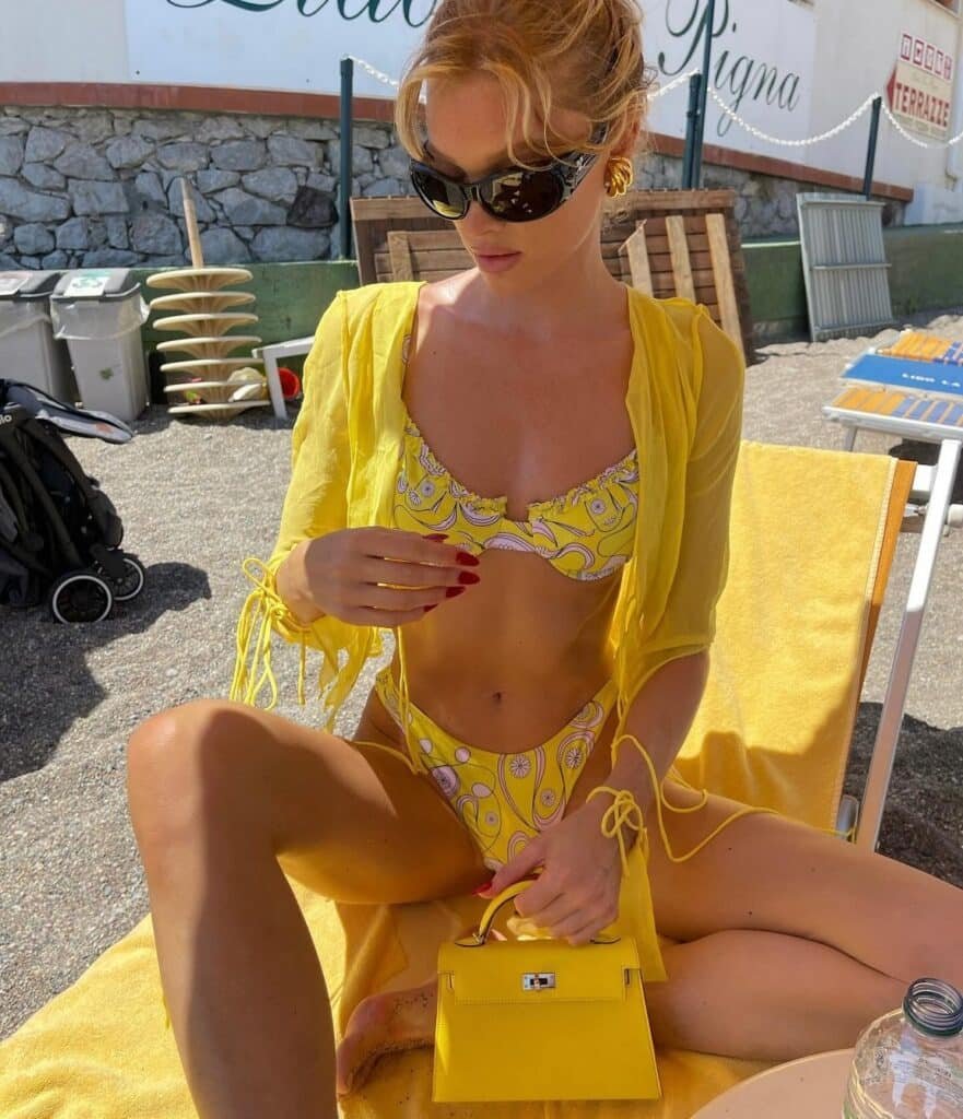 Elsa Hosk sexy en bikini jaune