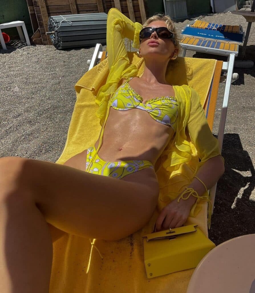 Elsa Hosk sexy en bikini jaune